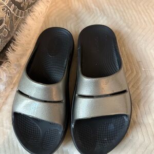 OOFOS Women's Sandals in Black and Silver